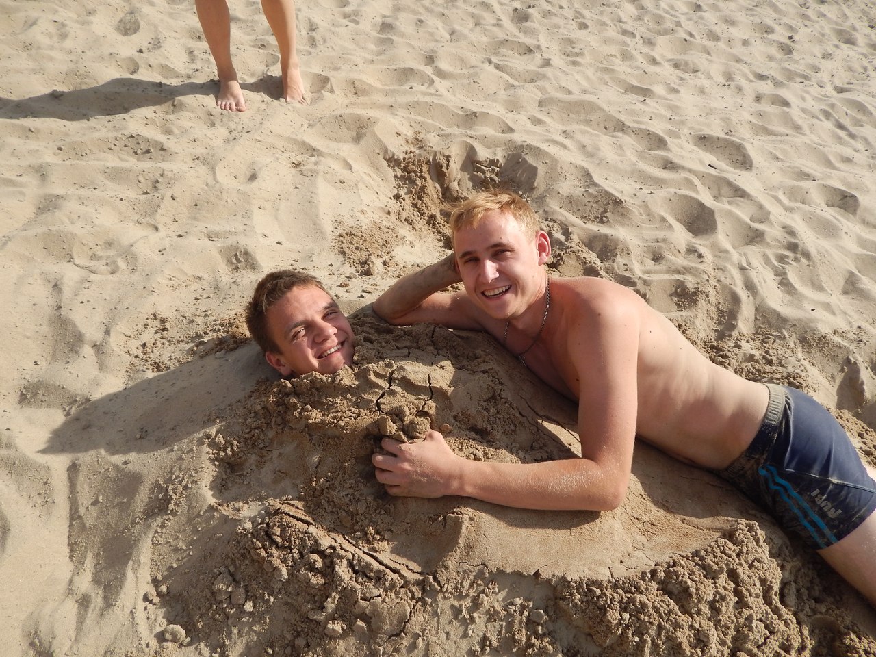геи на песке пляжа