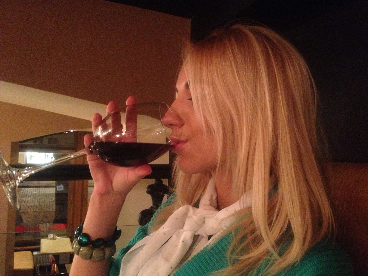 девушка пьёт вино